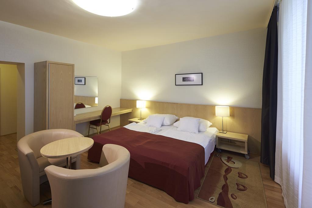 Hotel Laterum Pecs Exterior photo