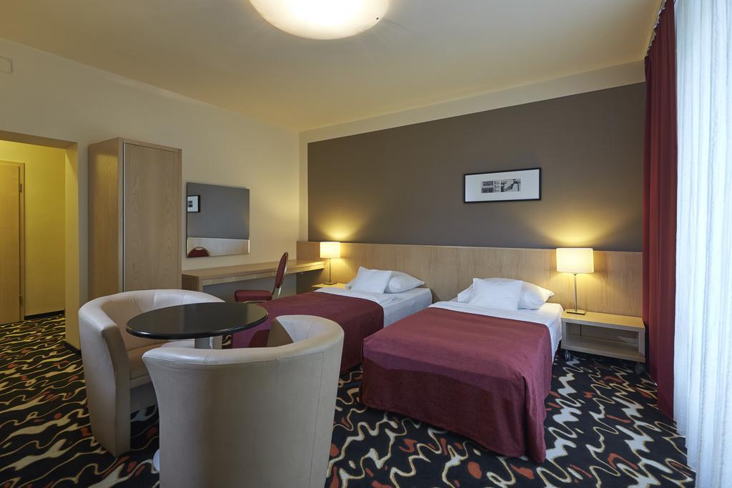 Hotel Laterum Pecs Exterior photo